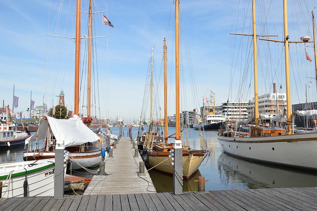 yacht a motore sul mare italiano al tramonto